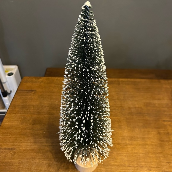 Elegant Green Holiday Tree Decoration - Picture 3 of 4